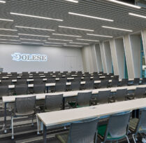 Training room with many tables and chairs